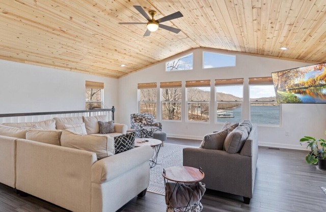 Waterfront Sunrise Beach Lake House!