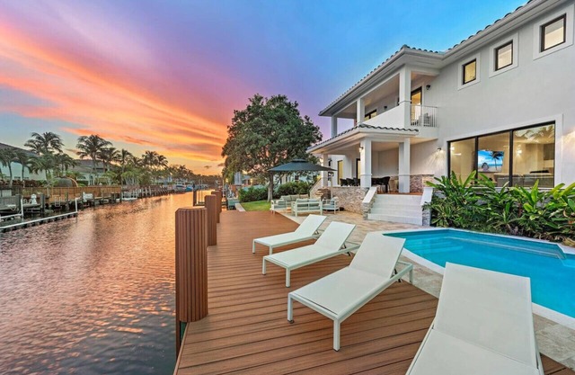 Waterfront Villa/Heated Pool, Gameroom, Sleeps12