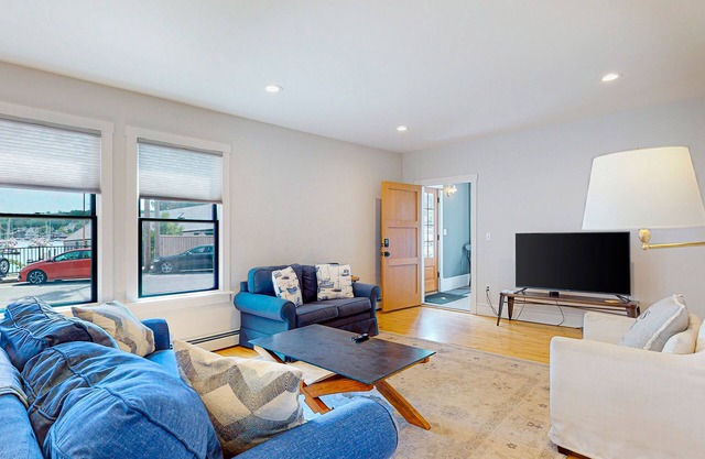 Waterfront, walkable home with beautiful kitchen & washer/dryer - dog-friendly