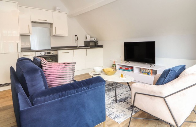 WATERGATE, pet friendly, character holiday cottage in Chester