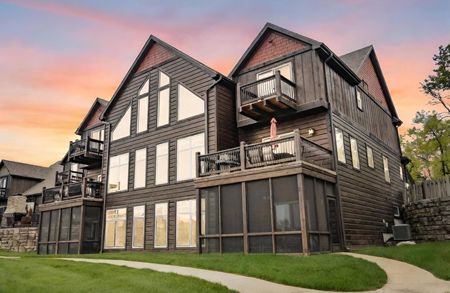WaterMill Cove Luxury Lakefront Villa J-Theatre Room~2Mi to SDC~POOL-Kayaks~Swim Dock