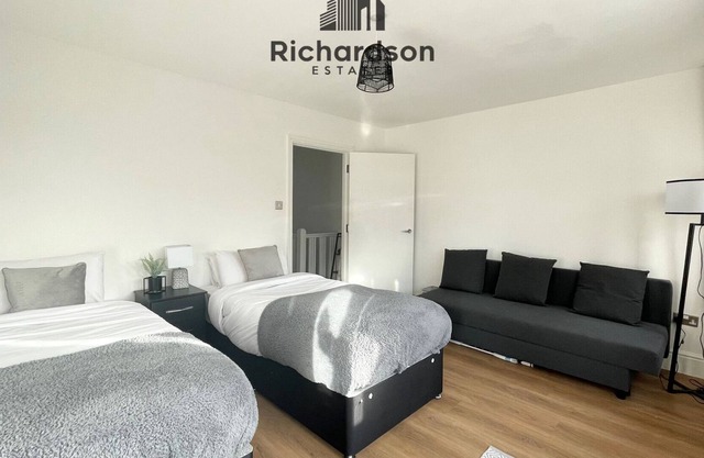 Watford Large 5BR Home | Contractors & Families