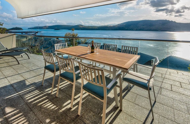 Waves 5 Hamilton Island - oceanviews, golf buggy and transfers