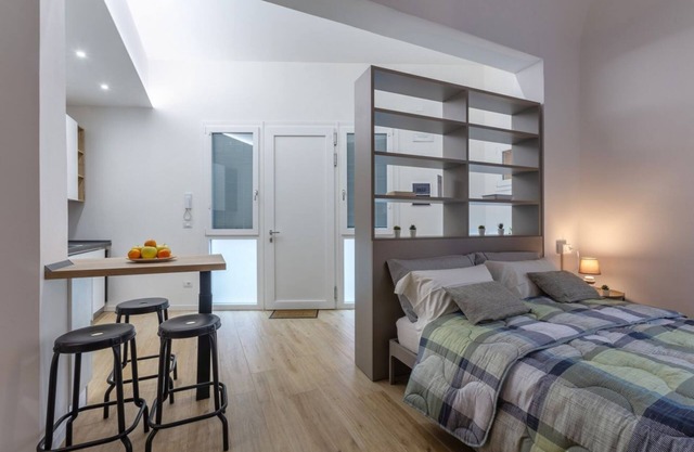 We are located on the ground floor of a building with an independent entrance.Open space studio of 37 square meters of space, comfortably accommodates 2 people.The apartment is located 5 minutes by car from the Renato dall'Ara stadium.Zaragoza district,