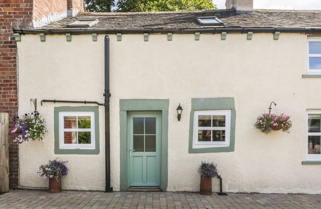 WEAVERS COTTAGE, pet friendly, with open fire in Burgh By Sands