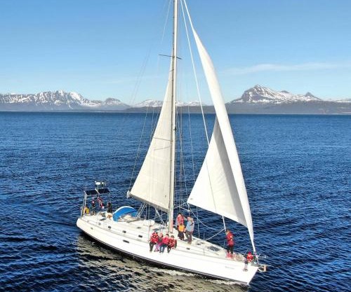 Weekend liveaboard sailing tour