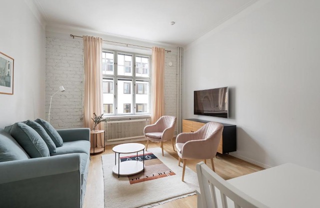 WeHost Fabulous 2BR in Prestigious Punavuori @Iso Roobertinkatu 26