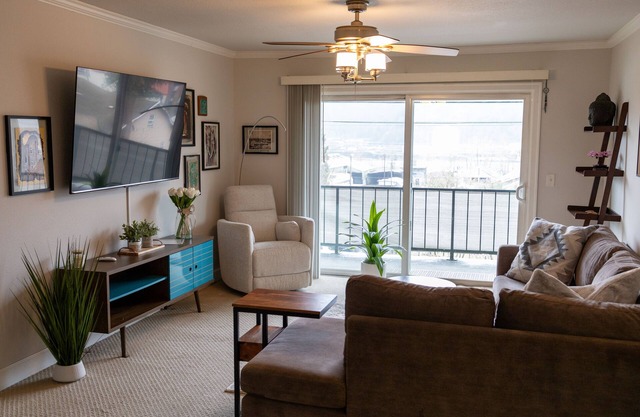 Welcome home. Pet-friendly cozy nest with Park and River view.