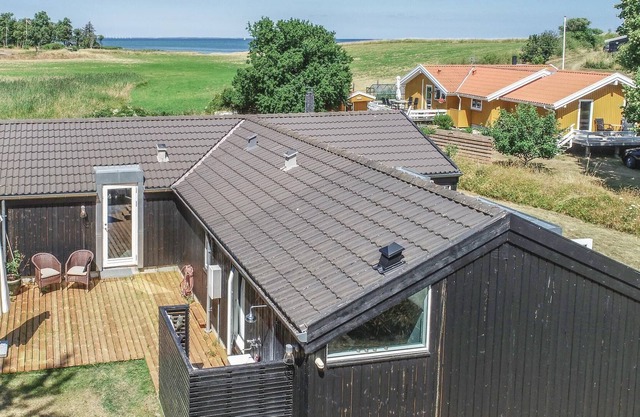 Welcome to Fyns Hoved and this beautiful, well-divided vacation home. Here you get the feeling of ho