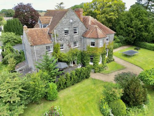 Welcome to Hazelwood, The Mount Somerton's unique sunny Apartment - modern and fully equipped, Private off-street parking, Near Glastonbury Tor, The spectacular Wells Cathedral, Stourhead Sherborne Abbey, Millfield School, Clarkes Village