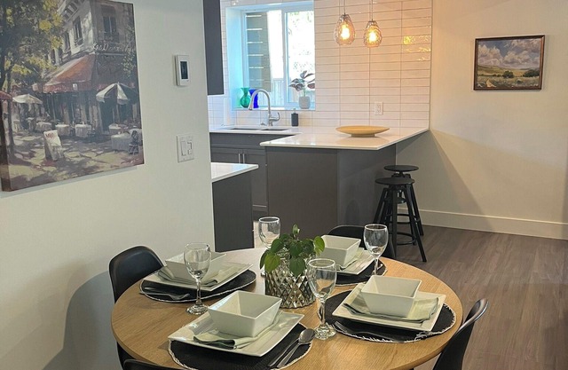 Welcome to "Paws and Stay Retreat". 5 minutes from downtown. Walk to wineries!