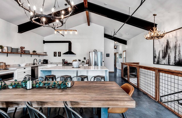 Welcome To Your Perfect Group Retreat! Sleeps up to 26 Hot Tub Pets Welcome!