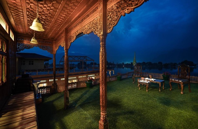 WelcomHeritage Gurkha Houseboats