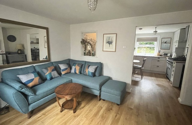 Welcoming 2 bed townhouse near town centre & beach