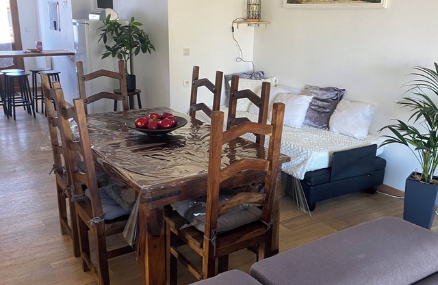 Welcoming 2-bedroom house in Cléré-les-Pins, many castles around.