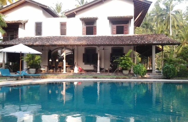 Welcoming 5-bedroom villa with pool and staff near Galle