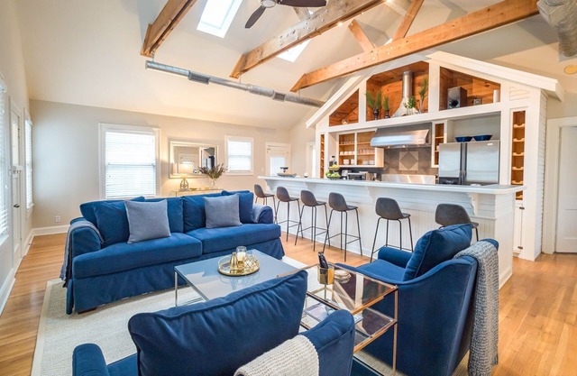 Welcoming Bungalow + Minutes to Downtown - Clarksville Sundown!