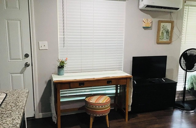 Welcoming studio with AC near downtown San Antonio