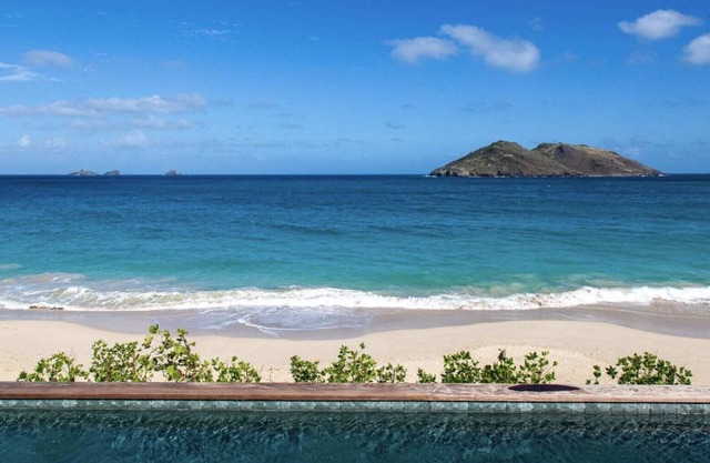 Well-appointed villa right on Flamands beach