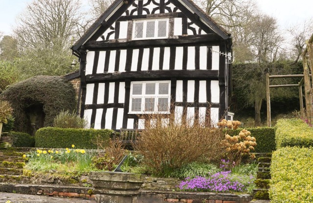 WELL COTTAGE, family friendly, with open fire in Church Stretton