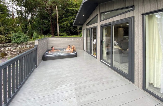 well-equipped lodge with two king-size beds and two twin bedrooms.