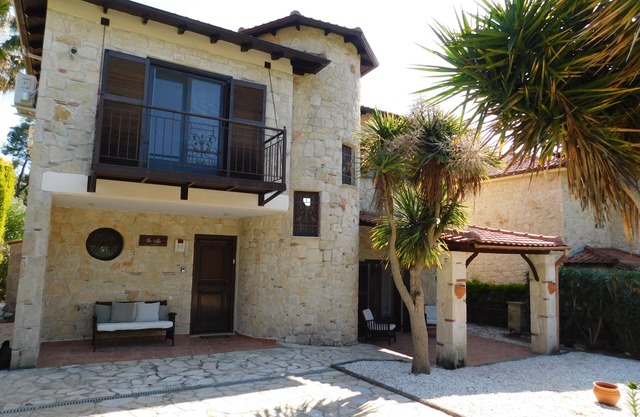 Well-furnished detached villa with private swimming pool & lovely outdoor area