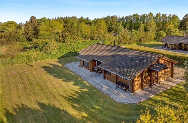 Well-maintained log house with hot tub, sauna and covered terrace in Thy.