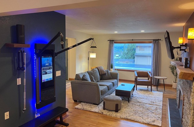 Wenatchee Oasis ~ Hot Tub, Views, Trail Access