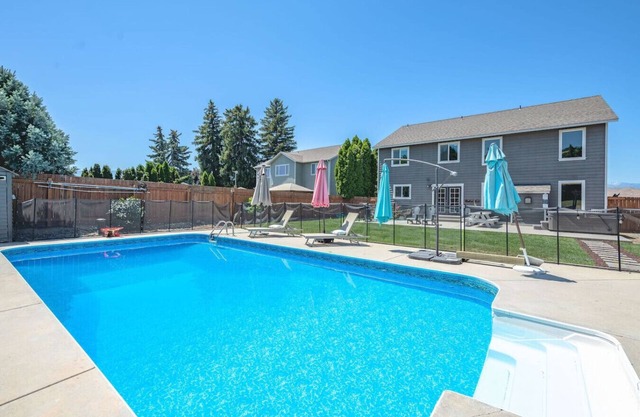 Wenatchee Stay w/Pool & Hot Tub