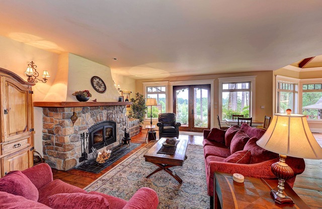 West Coast Warmth and Luxury with water views and hot tub!