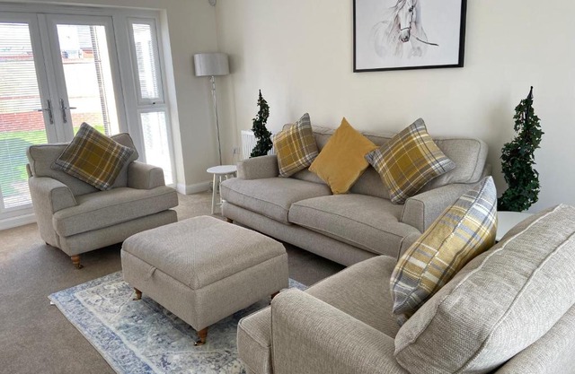 Westergate - 4 Bed Luxury Home with free parking