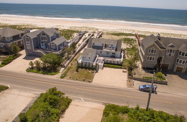 Westhampton Beach Oceanfront, 4 Bedrooms, Pool. Super Clean. Relax and Chill.