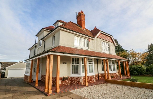 WESTHOLME LODGE, pet friendly, character holiday cottage in Minehead