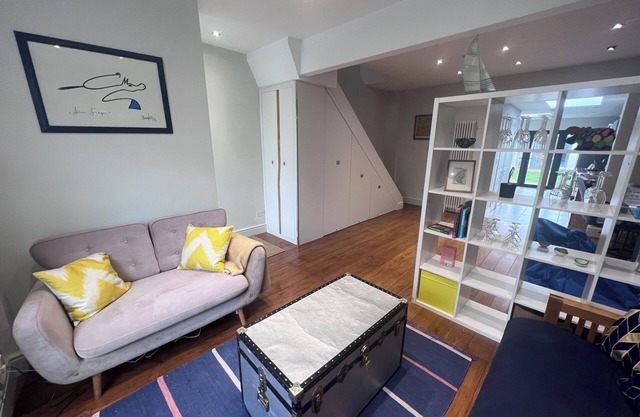 Westmeads wings. 5 minutes walk to the harbour and close to town and beach