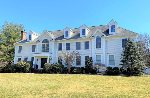 Westport summer 5 bed home on quiet street 6 mins to the beach!