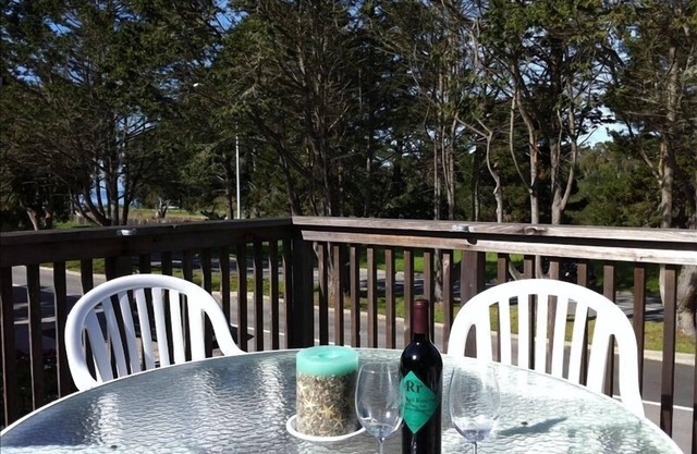 Westside 3 BR + loft Overlooks Natural Bridges Beach. Great for Families!