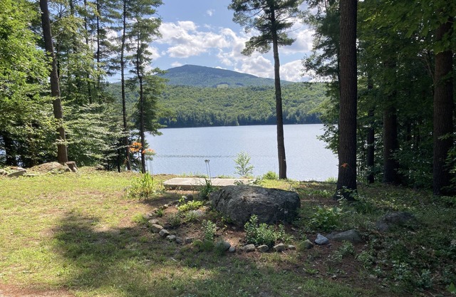 Where the Mountain meets the Lake. Lakefront cottage, views of Mount Kearsarge!