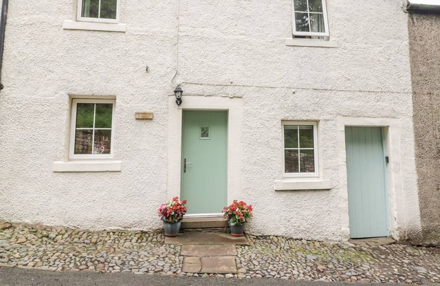 WHIRLIGIG COTTAGE, family friendly, with open fire in Armathwaite