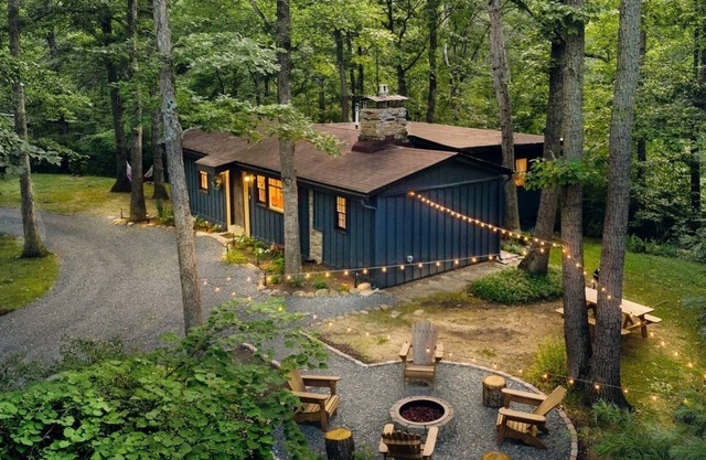 Whispering Woods ~ Deck Theatre ~ HotTub ~ Renovated Gem ~ 5 mins Walk to River