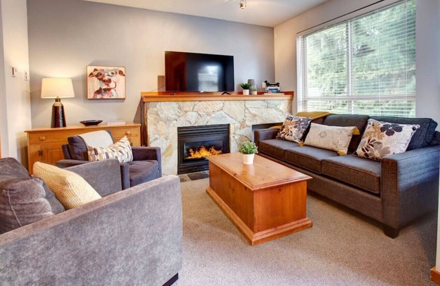 Whistler Village 2BR: Hot Tub,Free Parking, Near Valley Trail & Lakes!