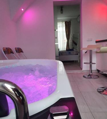 White House & Jacuzzi