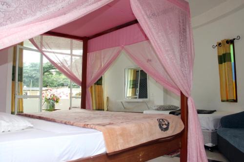 White House Riverside Retreat