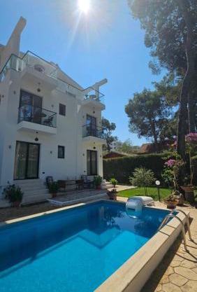 White Pine Villa With Pool