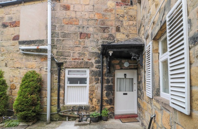 WHITE SWAN COTTAGE, pet friendly, with hot tub in Alnwick