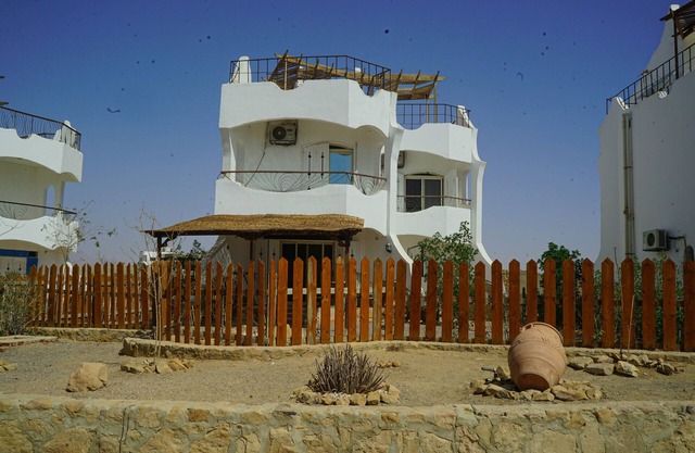 WHITE VILLA No. 8n