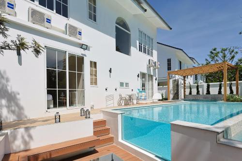 White Wood Family Villa, 5 Kingbeds, 12 mins airport