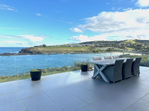 Whitecaps Beachhouse - Pet Friendly on Easts Beach - Book 3 nights, pay 2