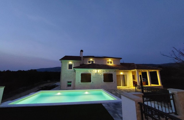 Whitestone Villa - Three Bedroom Villa with Swimming pool