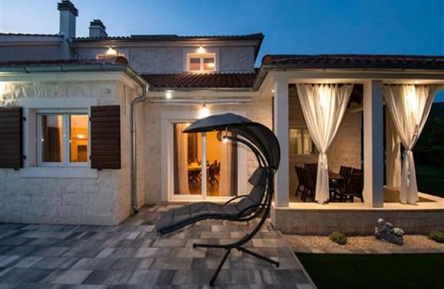 Whitestone Villa - Three Bedroom Villa with Swimming pool