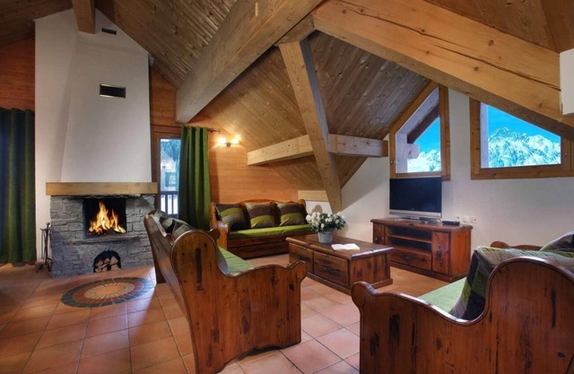 Wifi, 50m from ski slopes, fitness, swimming pool, sauna, hammam, balcony, fireplace or stove, tv
